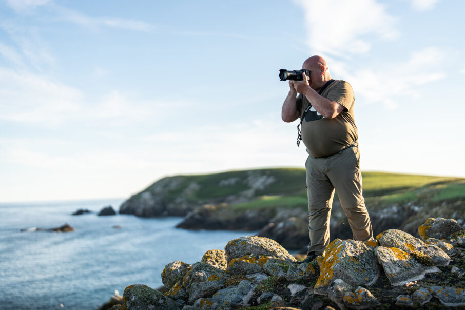gustav kiburg steht mit seiner sony rx10 v auf einem felsen